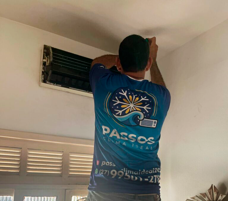 Técnico realizando manutenção em ar condicionado